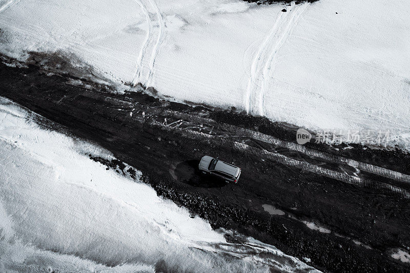 4x4 SUV Langjökull冰川砾石路鸟瞰图冰岛